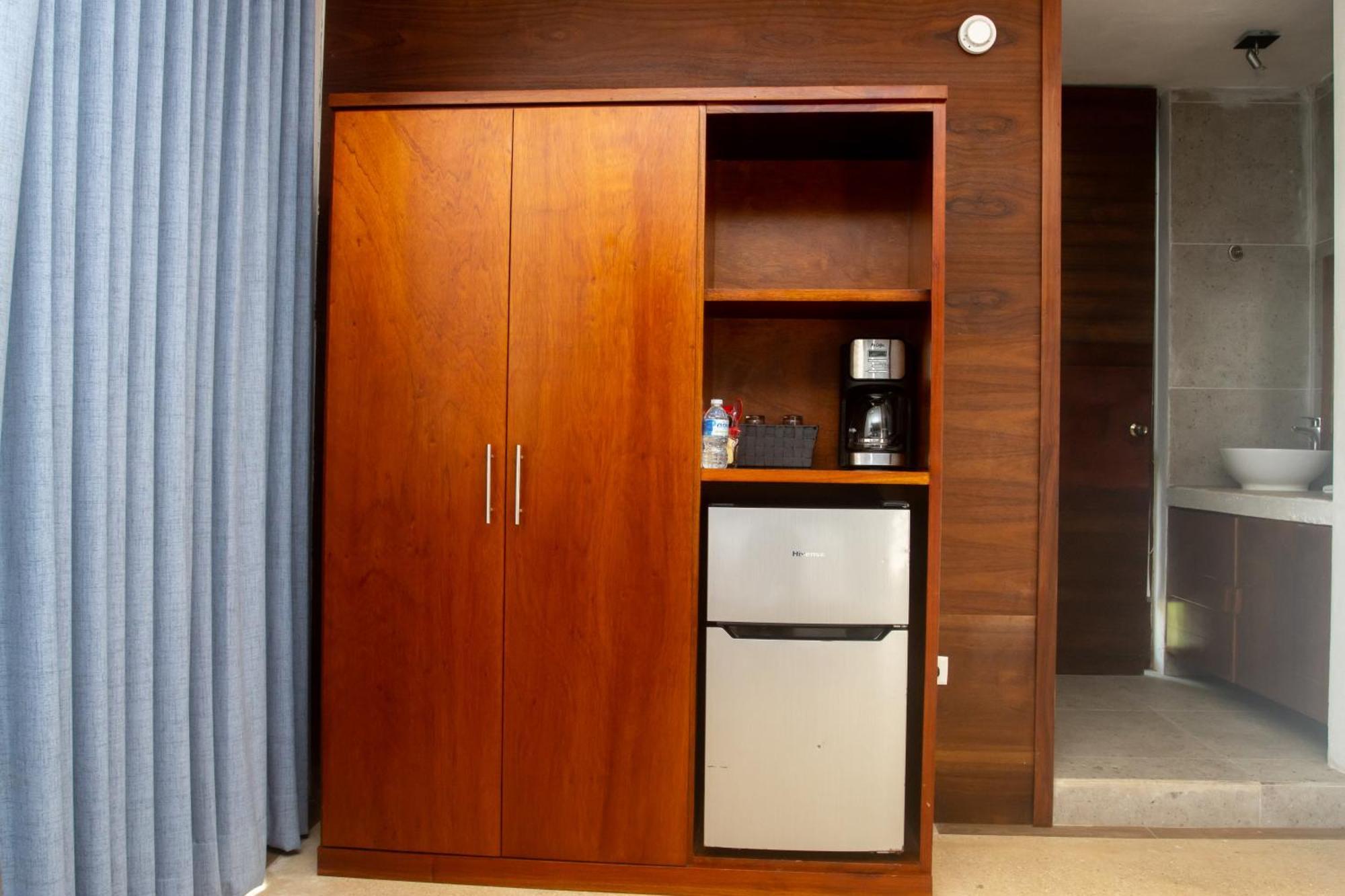 Hotel Casa Tortuga Tulum - Cenotes Park Inclusive Bagian luar foto A hotel room with a mini-refrigerator